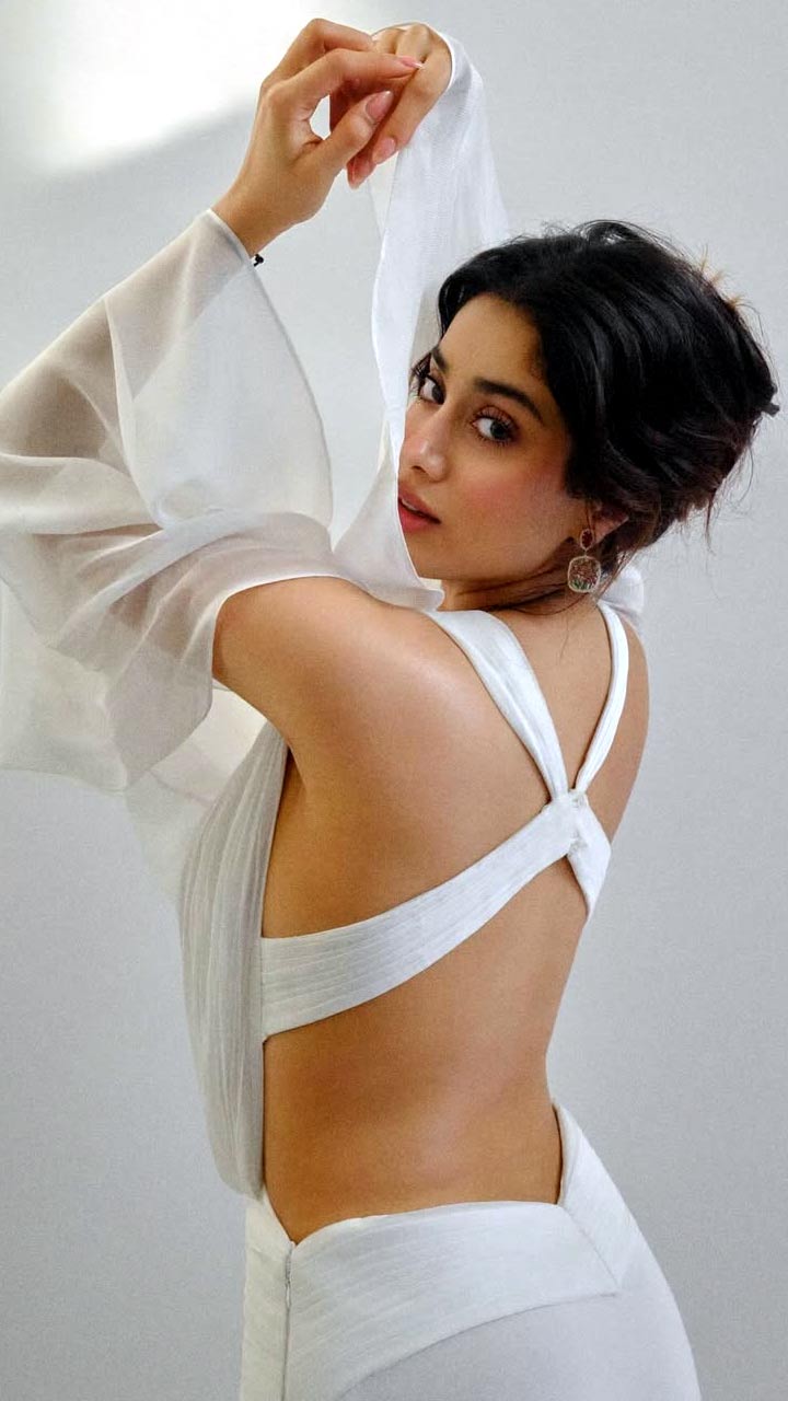 వైట్ డ్రెస్‌లో వయ్యారాలు ఒలకబోస్తూ జాన్వీ.. పిక్స్ చూడాల్సిందే!